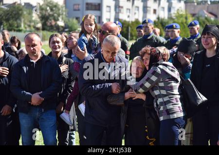 Lviv, Ukraine. 06. September 2022. Die Mutter von Kapitän Wolodymyr Ivanyuk trauert während der Beerdigungszeremonie ihres Sohnes auf dem Lychakiv-Friedhof in Lemberg. Seit den ersten Tagen der umfassenden militärischen Invasion Russlands in der Ukraine meldete sich Wolodymyr Ivanyuk freiwillig zum Krieg. Er diente in den Reihen der 24. separaten mechanisierten Brigade, die nach König Danylo vom "westlichen" Einsatzkommando der Bodentruppen der ukrainischen Streitkräfte benannt wurde. Wolodymyr Ivanyuk wird von seiner Mutter, seiner Frau und drei Söhnen überlebt. (Foto von Pavlo Palamarchuk/SOPA Images/Sipa USA) Quelle: SIPA USA/Alamy Live News Stockfoto