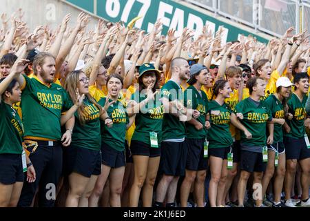 In einer altehrwürdigen Tradition, die bis 1970 zurückreicht, bereitet die Baylor Line die gesamte Frischmannklasse vor, um das Feld-Vorspiel zu einem menschlichen Tunnel aufzuladen Stockfoto