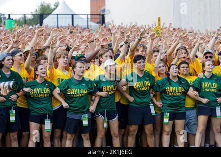 In einer altehrwürdigen Tradition, die bis 1970 zurückreicht, bereitet die Baylor Line die gesamte Frischmannklasse vor, um das Feld-Vorspiel zu einem menschlichen Tunnel aufzuladen Stockfoto