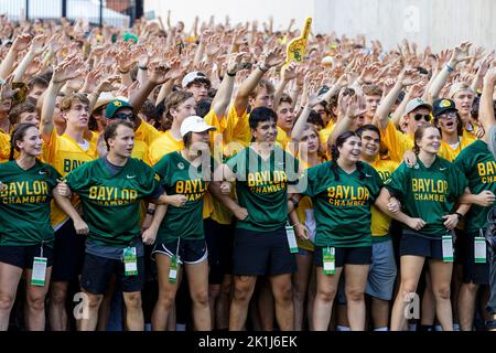 In einer altehrwürdigen Tradition, die bis 1970 zurückreicht, bereitet die Baylor Line die gesamte Frischmannklasse vor, um das Feld-Vorspiel zu einem menschlichen Tunnel aufzuladen Stockfoto