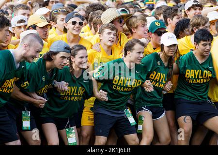 In einer altehrwürdigen Tradition, die bis 1970 zurückreicht, bereitet die Baylor Line die gesamte Frischmannklasse vor, um das Feld-Vorspiel zu einem menschlichen Tunnel aufzuladen Stockfoto