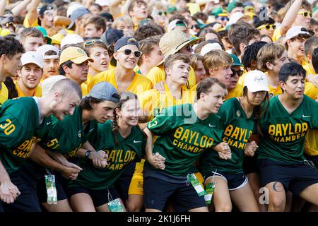 In einer altehrwürdigen Tradition, die bis 1970 zurückreicht, bereitet die Baylor Line die gesamte Frischmannklasse vor, um das Feld-Vorspiel zu einem menschlichen Tunnel aufzuladen Stockfoto