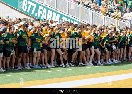 In einer altehrwürdigen Tradition, die bis 1970 zurückreicht, bereitet die Baylor Line die gesamte Frischmannklasse vor, um das Feld-Vorspiel zu einem menschlichen Tunnel aufzuladen Stockfoto