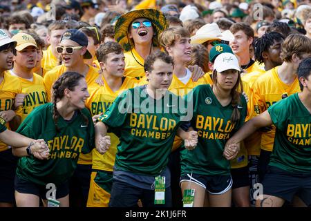 In einer altehrwürdigen Tradition, die bis 1970 zurückreicht, bereitet die Baylor Line die gesamte Frischmannklasse vor, um das Feld-Vorspiel zu einem menschlichen Tunnel aufzuladen Stockfoto