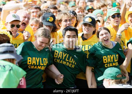 In einer altehrwürdigen Tradition, die bis 1970 zurückreicht, bereitet die Baylor Line die gesamte Frischmannklasse vor, um das Feld-Vorspiel zu einem menschlichen Tunnel aufzuladen Stockfoto