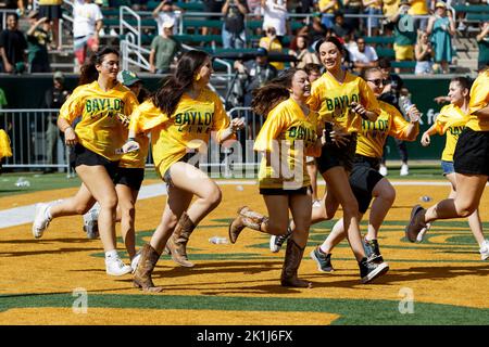 In einer altehrwürdigen Tradition, die bis 1970 zurückreicht, stellt die Baylor Line das Feld-Vorspiel in einen menschlichen Tunnel, damit die Baylor-Spieler auf t auslaufen können Stockfoto