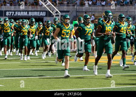 Baylor Bears Linebacker Ben Hamilton (53) und das Team betreten das Feld vor ihrem NCAA College Football Spiel gegen die Texas State Bobcats im McLane Stadium Samstag, den 17. September 2022, in Waco, Texas. Baylor gewann mit 42:7. (Eddie Kelly/Image of Sport) Stockfoto