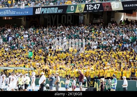 Baylor Crowd und Studentenabschnitt während eines NCAA College Football Spiels zwischen den Baylor Bears und Texas State Bobcats im McLane Stadium Samstag, 17. September 2022, in Waco, Texas. Baylor gewann mit 42:7. (Eddie Kelly/Image of Sport) Stockfoto