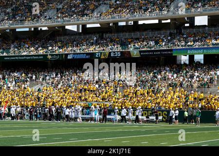 Baylor Studentenabschnitt und Publikum während eines NCAA College Football Spiels gegen die Texas State Bobcats im McLane Stadium Samstag, 17. September 2022, in Waco, Texas. Baylor gewann mit 42:7. (Eddie Kelly/Image of Sport) Stockfoto