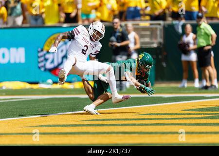 Baylor Bears Wide Receiver Gavin Holmes (6) erzielt einen Touchdown auf einem 28-Yard-Empfang gegen Texas State Bobcats Sicherheit Kevin Anderson (2) mit 4:42 links im 3. Quartal, um Baylor 28-7 während eines NCAA College Football Spiels im McLane Stadium Samstag, 17. September 2022, in Waco, Texen. Baylor gewann mit 42:7. (Eddie Kelly/Image of Sport) Stockfoto