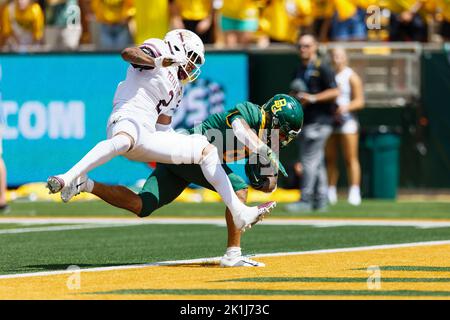 Baylor Bears Wide Receiver Gavin Holmes (6) erzielt einen Touchdown auf einem 28-Yard-Empfang gegen Texas State Bobcats Sicherheit Kevin Anderson (2) mit 4:42 links im 3. Quartal, um Baylor 28-7 während eines NCAA College Football Spiels im McLane Stadium Samstag, 17. September 2022, in Waco, Texen. Baylor gewann mit 42:7. (Eddie Kelly/Image of Sport) Stockfoto