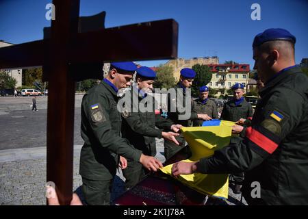 Lviv, Ukraine. 6. September 2022. Soldaten der Nationalgarde der Ukraine bedecken den Sarg von Kapitän Wolodymyr Iwanyuk mit der ukrainischen Flagge während der Beerdigungszeremonie auf dem Lytschakiv-Friedhof in Lemberg aus den ersten Tagen der umfassenden militärischen Invasion Russlands in der Ukraine meldete sich Wolodymyr Iwanyuk freiwillig zum Krieg. Er diente in den Reihen der 24. separaten mechanisierten Brigade, die nach König Danylo vom "Westen"-Einsatzkommando der Bodentruppen der Streitkräfte der Ukraine benannt wurde. Wolodymyr Ivanyuk wird von seiner Mutter, seiner Frau und drei Söhnen überlebt. (Bild: © Pavlo Palamarchuk Stockfoto