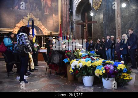 Lviv, Ukraine. 6. September 2022. Der Trauerdienst von Kapitän Wolodymyr Ivanyuk in der Garnisonskirche der Heiligen Apostel Petrus und Paulus in Lemberg, der von den russischen Besatzungskräften getötet wurde. Seit den ersten Tagen der umfassenden militärischen Invasion Russlands in der Ukraine meldete sich Wolodymyr Ivanyuk freiwillig zum Krieg. Er diente in den Reihen der 24. separaten mechanisierten Brigade, die nach König Danylo vom "Westen"-Einsatzkommando der Bodentruppen der Streitkräfte der Ukraine benannt wurde. Wolodymyr Ivanyuk wird von seiner Mutter, seiner Frau und drei Söhnen überlebt. (Bild: © Pavlo Palamarchuk/SOPA I Stockfoto