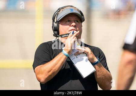 UCLA Bruins Cheftrainer Chip Kelly ruft eine Auszeit während eines NCAA-Fußballspiels gegen die South Alabama Jaguars am Samstag, 17. September 2022, beim Stockfoto