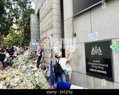 Hongkong , 19. September 2022: Solidarität der Bürger Hongkongs nach dem Tod von Königin Elizabeth II. Vor der Haustür des britischen Generalkonsulats Admiralty Stockfoto