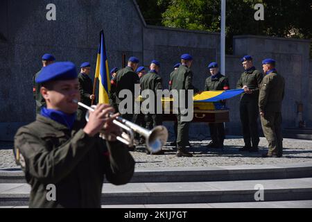 Lviv, Ukraine. 6. September 2022. Ein Mitglied der Militärkapelle der Nationalgarde der Ukraine spielt die Trompete während der Beerdigungszeremonie von Kapitän Wolodymyr Ivanyuk auf dem Lytschakiv-Friedhof in Lemberg aus den ersten Tagen der umfassenden militärischen Invasion Russlands in der Ukraine meldete sich Wolodymyr Ivanyuk freiwillig zum Krieg. Er diente in den Reihen der 24. separaten mechanisierten Brigade, die nach König Danylo vom "Westen"-Einsatzkommando der Bodentruppen der Streitkräfte der Ukraine benannt wurde. Wolodymyr Ivanyuk wird von seiner Mutter, seiner Frau und drei Söhnen überlebt. (Bild: © Pavlo Palamarchuk/S Stockfoto