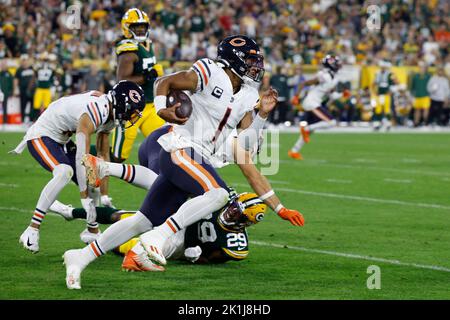 Green Bay, Wisconsin, USA. 18. September 2022. Chicago Bears Quarterback Justin Fields (1) rauscht den Ball während des NFL-Fußballspiels zwischen den Chicago Bears und den Green Bay Packers im Lambeau Field in Green Bay, Wisconsin. Darren Lee/CSM/Alamy Live News Stockfoto