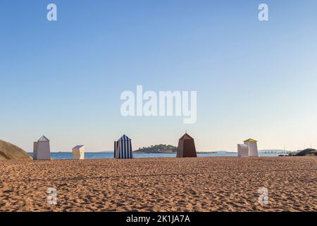 Hölzerne Umkleidekabinen oder Hütten am leeren und sandigen Casino-Strand in der Innenstadt von Hanko, Finnland, an einem sonnigen Tag im Sommer. Speicherplatz kopieren. Stockfoto