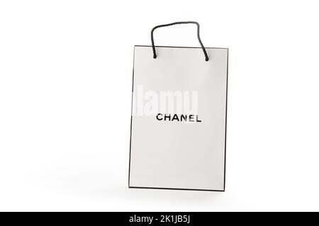 Zypern, Paphos - 08. SEPTEMBER 2022: Zweidimensionales Frontalbild des Markenpapierbeutels des Chanel-Parfüms. Auf weißem Hintergrund. Stockfoto
