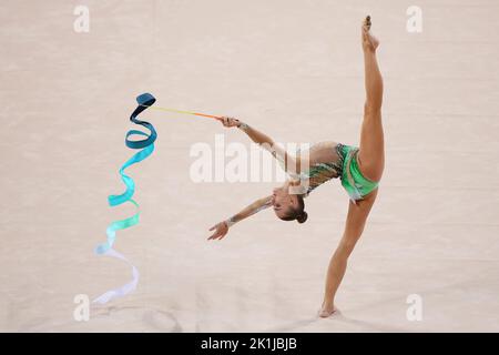 Sofia, Bulgarien. 17. September 2022. VEDENEEVA Ekaterina - SLO Ribbon Allround during Rhythmic Gymnastics World Championship 2022 day4, Gymnastik in Sofia, Bulgaria, September 17 2022 Quelle: Independent Photo Agency/Alamy Live News Stockfoto