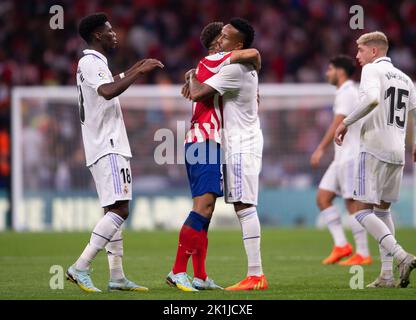 Madrid, Spanien. 19. September 2022. 18.. September 2022; Civitas Metropolitano, Madrid, Spanien: La Liga Santander Football, Atletico de Madrid versus Real Madrid CF: Militao und Cunha Credit: Action Plus Sports Images/Alamy Live News Stockfoto