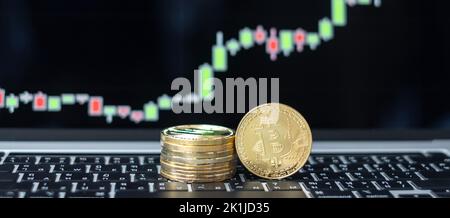 golden Bitcoin Kryptowährung Münze mit Kerzengraph Hintergrund, Crypto ist Digitales Geld innerhalb des Blockchain-Netzwerks, wird mittels Technologie ausgetauscht Stockfoto