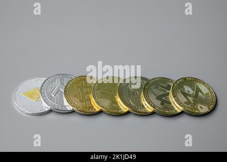 goldene und silberne Kryptowährung, Bitcoin, Ethereum, Litecoin, Dash, Monero-, Zcach- und Ripple-Münzen. Krypto ist digitales Geld im Blockchain-Netz Stockfoto