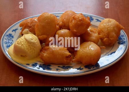 Gebratene Banane mit Eis, eine der chinesischen Spezialitäten und Delikatessen. Stockfoto