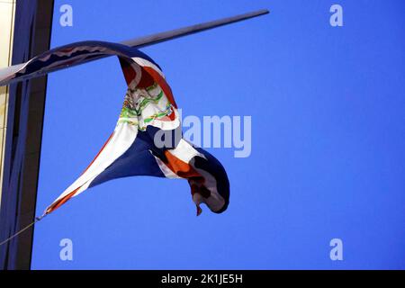 Berlin, Deutschland. 19. September 2022. Die britische Flagge fliegt als Zeichen der Trauer nach dem Tod der britischen Königin Elizabeth II. Vor der britischen Botschaft halbmast. Die Beerdigung wird am 19. September in London in Anwesenheit zahlreicher internationaler Staatsoberhäupter stattfinden. Quelle: Carsten Koall/dpa/Alamy Live News Stockfoto