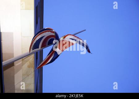 Berlin, Deutschland. 19. September 2022. Die britische Flagge fliegt als Zeichen der Trauer nach dem Tod der britischen Königin Elizabeth II. Vor der britischen Botschaft halbmast. Die Beerdigung wird am 19. September in London in Anwesenheit zahlreicher internationaler Staatsoberhäupter stattfinden. Quelle: Carsten Koall/dpa/Alamy Live News Stockfoto