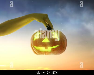 Halloween Kürbis in der Hand von Zombies auf Mond Himmel Hintergrund. Stockfoto