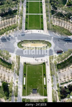 Paris, Frankreich - 18. April 2022: Blick von oben auf den Verkehr auf dem CHAMP de Mars. Blick vom Eiffelturm in südöstlicher Richtung. Stockfoto