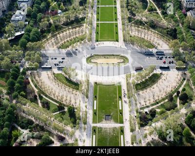 Paris, Frankreich - 18. April 2022: Blick von oben auf den Verkehr auf dem CHAMP de Mars. Blick vom Eiffelturm in südöstlicher Richtung. Stockfoto