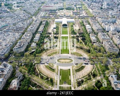 Paris, Frankreich - 18. April 2022: Blick von oben auf den Champs de Mars, Blick vom Eiffelturm Richtung Südosten zum École Militaire. Stockfoto