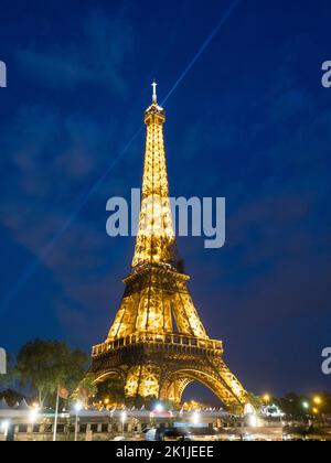 Paris, Frankreich - 19. April 2022: Beleuchteter Eiffelturm bei Nacht Stockfoto