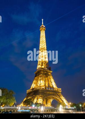 Paris, Frankreich - 19. April 2022: Beleuchteter Eiffelturm bei Nacht Stockfoto