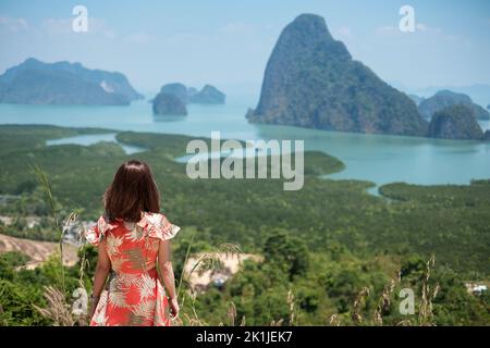 Glückliche Reisende Frau genießen Phang Nga Bucht Aussichtspunkt, allein Tourist Stand und Entspannung in Samet Nang She, in der Nähe von Phuket in Südthailand. Southeas Stockfoto