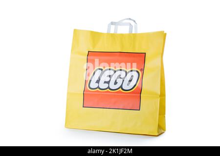 Zypern, Paphos - 08. SEPTEMBER 2022: Gelbe lego Papiertasche von der berühmten Marke des Spielzeugbauers. Auf weißem Hintergrund. Stockfoto