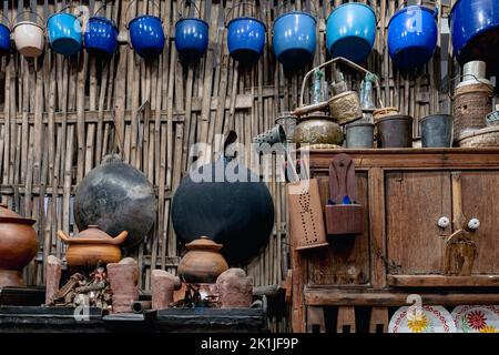 Vielfalt und Arten von Utensilien für das einfache Kochen asiatischer Familien in der Vergangenheit. Einrichtung im traditionellen asiatischen und thailändischen Stil im alten Küchenstil. Antike Küche Stockfoto