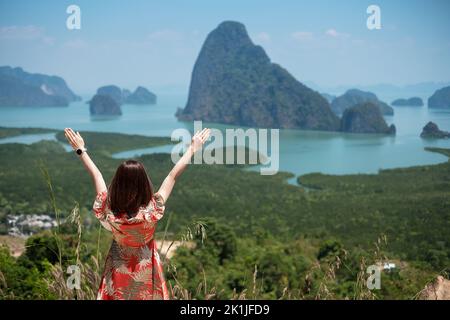 Glückliche Reisende Frau genießen Phang Nga Bucht Aussichtspunkt, allein Tourist Stand und Entspannung in Samet Nang She, in der Nähe von Phuket in Südthailand. Southeas Stockfoto