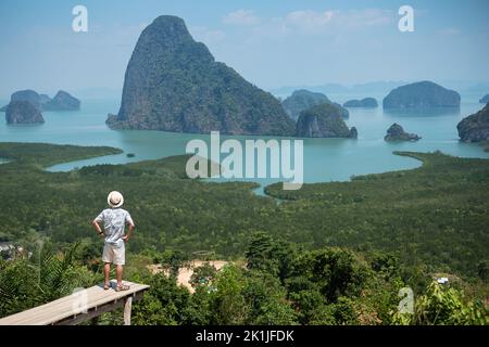 Glücklicher Reisender Mann genießen Phang Nga Bucht Aussichtspunkt, allein Tourist Standing und entspannen in Samet Nang She, in der Nähe von Phuket in Südthailand. Südosten Stockfoto