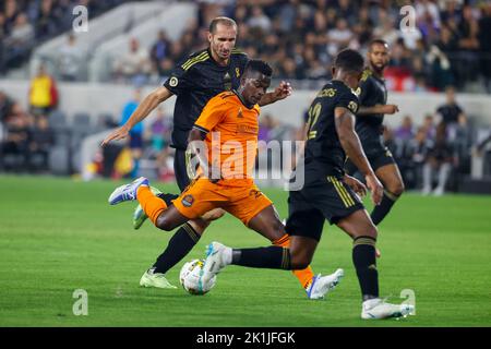 Los Angeles, Kalifornien, USA. 18. September 2022. Der Houston Dynamo Mittelfeldspieler Adalberto Carrasquilla (20) fährt den Ball gegen die Los Angeles FC Verteidiger Giorgio Chiellini (14) und Diego Palacios (12) während eines MLS Fußballspieles am Sonntag, 18. September 2022 in Los Angeles. (Bild: © Ringo Chiu/ZUMA Press Wire) Bild: ZUMA Press, Inc./Alamy Live News Stockfoto