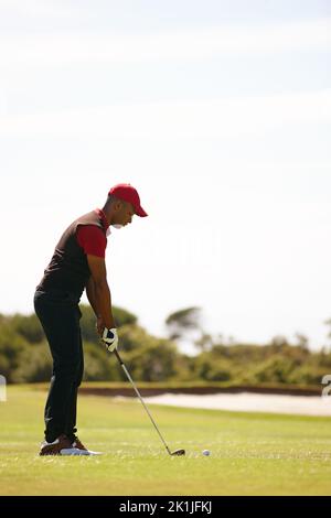 Golf zeigt Stärke des Geistes. Profil eines hübschen jungen Mannes, der eine Partie Golf spielt. Stockfoto