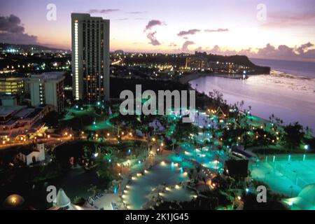 Die abendlichen Lichter des Tumon Bay Resort Strip auf der pazifischen Insel Guam, die hauptsächlich auf asiatische Pauschalurlauber ausgerichtet ist Stockfoto