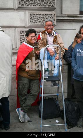 London UK 19. September 2022 - Menschenmassen versammeln sich in der Nähe des Parliament Square in London, um einen Blick auf das Begräbnis von Königin Elizabeth II zu erhalten : Credit Simon Dack / Alamy Live News Stockfoto