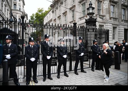 London UK 19. September 2022 - Polizei vor der Downing Street während sich Massen in der Nähe des Parliament Square in London versammeln, um einen Blick auf das Begräbnis von Queen Elizabeth II zu erhalten : Credit Simon Dack / Alamy Live News Stockfoto