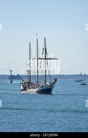 Segelschiff Alva fährt in Richtung Portsmouth Hafen in England mit den alten Solent Forts im Hintergrund. Stockfoto