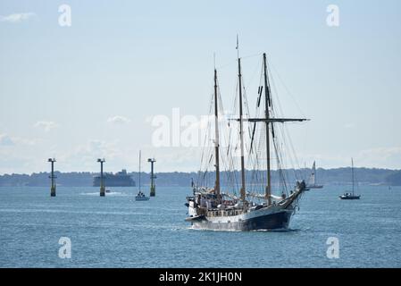 Segelschiff Alva fährt in Richtung Portsmouth Hafen in England mit den alten Solent Forts im Hintergrund. Stockfoto