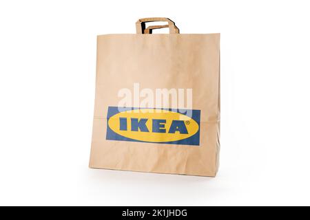 Zypern, Paphos - 08. SEPTEMBER 2022: IKEA Papiertasche von berühmten Möbel und Wohnaccessoires Marke. Auf weißem Hintergrund. Stockfoto