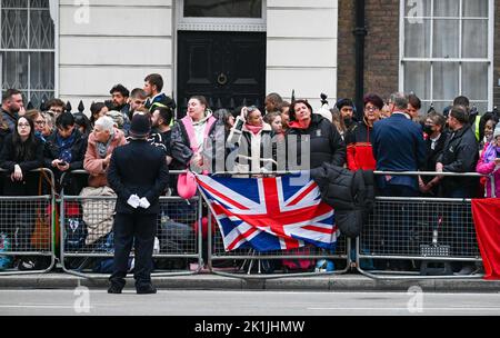 London UK 19. September 2022 - Menschenmassen versammeln sich in der Nähe des Parliament Square in London, um einen Blick auf das Begräbnis von Königin Elizabeth II zu erhalten : Credit Simon Dack / Alamy Live News Stockfoto